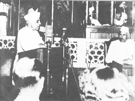 Pandit Nehru, the first Prime Minister of Independent India, addressing at mid-night session of the constituent assembly on 14-15th August, 1947.jpg